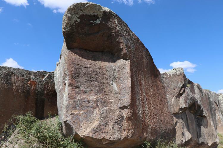 <p>Nevşehir’in Acıgöl ilçesine bağlı Ağıllı köyünde bulunan ve Topada yazıtı olarak bilinen 3 bin yıllık Hitit yazıtı turizme kazandırılmayı bekliyor.<br />
</p>