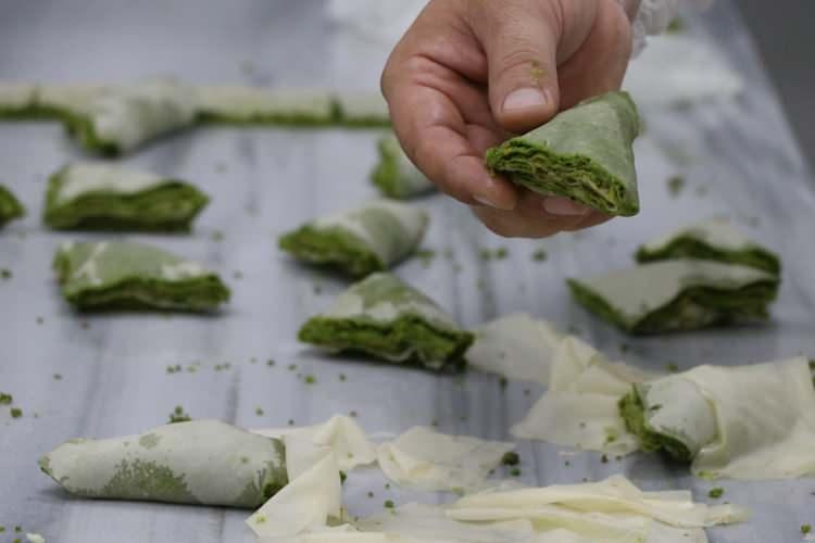 <p>Türkiye'nin dört bir tarafından Gaziantep baklavasına çok fazla bir talebin bulunduğunu aktaran Bağcı, şunları söyledi:</p>