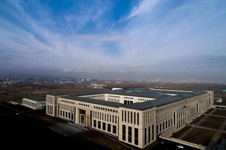 <p>Edinilen bilgiye göre KALE, 5 bin dönümlük bir alan üzerine inşa edilen ve etrafında başka herhangi bir yapı bulunmayan, yaklaşık 3 metre boyunda beton duvarlar ve dikenli tellerle çevrili, dinlemelere, yetkisiz girişlere ve sızmalara karşı özel olarak tasarlanmış durumda.</p>