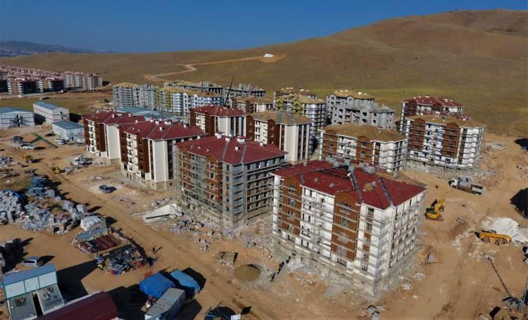 <p>24 Ocak'ta meydana gelen 6.8’lik depremde Elazığ’da 37, Malatya’da 4 olmak üzere 41 kişi hayatını kaybetti, iki şehirde 20 binden fazla konut ise ağır hasar gördü. Cumhurbaşkanı Recep Tayyip Erdoğan’ın talimatı Çevre ve Şehircilik Bakanı Murat Kurum’un koordinesinde Elazığ’da 19 bin 800 konutun inşa edilmesi için çalışma başlatıldı. Kent genelinde şuana kadar toplu konutların yapılması için 27 ihale ile 13 bin 314 konut ve iş yerinin yapılması için start verildi.</p>
