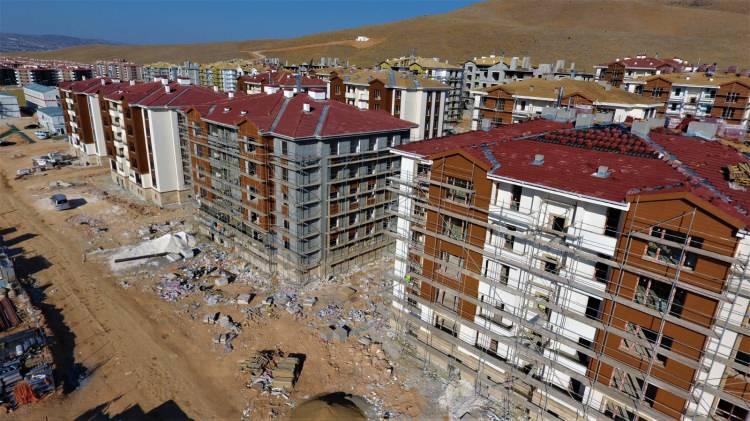<p>İhale sonrası iş başı yapılan 19 şantiye alanında başlanan 9 bin 504 konutun yapımı ise hızlı bir şekilde devam ediyor. Yapımı devam eden konutların büyük bir kısmının yıl sonuna kadar tamamlanarak vatandaşlara teslim edileceği bildirildi. Öte yandan yıkım çalışmalarının sürdüğü kentte şuana kadar ağır hasarlı yapılardan 3 bin konutun yıkımı gerçekleştirildi.</p>
