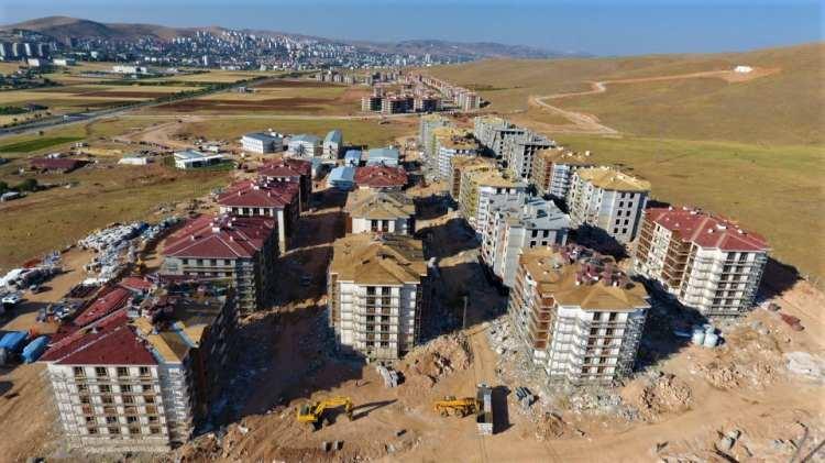 <p>13 bin 314 konutun ihalesi yapıldı</p>
<p>Bugüne kadar 27 tane ihalenin yapıldığını belirten Çevre ve Şehircilik İl Müdürü Mustafa Pirinçci, “Bunların 19 tane şantiyesi başlanmış durumda. Elazığ’da şuana kadar devam eden 9 bin 504 tane TOKİ tarafından konut iş yerinin yapımları devam ediyor. 27 tane inşaat 19 tane şantiye alanına denk geliyor" dedi.</p>
