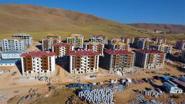 <p>Toplam 13 bin 314 konut ve iş yeri için 27 ihale yapıldığını anımsatan Pirinçci, “İnşallah depremin birinci yılında bakanımızın da talimat verdiği gibi 19 bin 800 civarında konut ve iş yeri Elazığ halkına kazandırılacak. Bu yıl sonuna kadar belli bir kısmı kavuşturulacak depremin birinci yılında vatandaşlarımızın bu anlamdaki mağduriyetleri giderilmiş olacaktır. </p>
