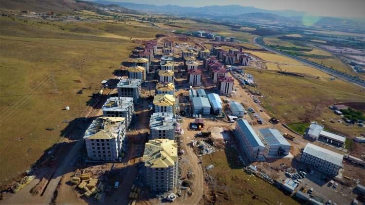 <p>Elazığ’da 19 tane şantiyede çalışmalar hızlı bir şekilde devam ederken bir yandan da TOKİ tarafından ihaleler yapılıyor. Biz aynı zamanda ağır hasarlı binaların Çevre ve Şehircilik Bakanlığının koordinasyonuyla Elazığ Belediyesi ve İl Özel İdare ile müdürlük olarak yıkım çalışmalarına devam ediyoruz. Şuana kadar 3 bin konutu yıkmış durumdayız” dedi.</p>
