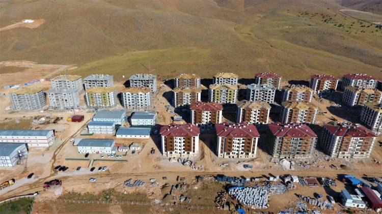 <p>Bazı konutlar bitme aşamasına geldi</p>
<p>Şantiye Şefi Oktay Ağan, “Bizmişen deprem konutları 781 konut olup 5 kapıcı dairesi ile 4 mescitli blok var. Mart ayı itibariyle temele ilk kazmayı vurduk. 4 ay süre zarfında şuanda görüldüğü üzere kaba inşaatımız komple bitmiş. İnce işlerde 9 blok haricinde dış cephelerde 30 blokta dış cephe imalatları bir kısmı sökülmüş ve iskelelerimiz mevcut. Çalışmalar devam ediyor. Dış ve iç cephe aynı anda ve hızlı bir şekilde şuan itibariyle yüzde 62 seviyelerine ulaşmış bulunmaktayız. Hedeflenen süre zarfında 14 Eylül tarihinde, göründüğü kadarıyla, işimiz bitme aşamasına gelecektir, bitecektir. Bu tarihte de bitirip teslim etmek boynumuzun borcudur” dedi.</p>