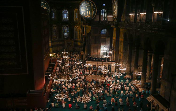 <p>Çok sayıda vatandaş, Ayasofya-i Kebir Cami-i Şerifi'ne girmek için uzun kuyruklar oluştururken, caminin sabaha kadar açık olacağı belirtildi.</p>