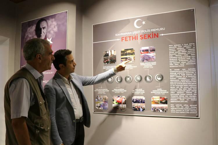 <p>Oğlunun hatıralarının yaşatıldığı müzeyi gezen baba Sekin, hüzünlendi.</p>
<p>Kaymakam Murat, AA muhabirine, Baskil'in kültürü, tarihi ve turistik yerleri ile önemli zenginliklere sahip olduğunu belirterek, ayrıca ilçenin, başta kahraman şehit Fethi Sekin olmak üzere tarih boyunca birçok evladını vatan savunmasında şehit verdiğini, bu yönüyle de ilçenin adeta bir şehitler diyarı olduğunu söyledi.</p>
