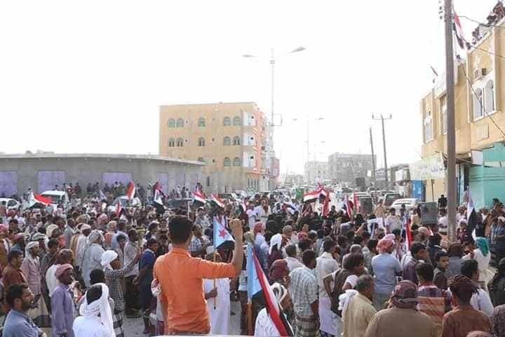 <p>Ellerinde BAE ve GGK bayraklarıyla yüzlerce kişi, Mehra'nın merkezi El-Gayda kentine akın etti.  </p>
