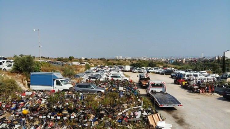 <p>Mersin'de trafik, asayiş olayları ve haciz yoluyla devlet tarafından el konulan araçlar yediemin depolarına çekiliyor. Depolara çekilen araçlar kanuni işlemleri sonrası sahipleri tarafından teslim alınması gerekirken, birçok araç alınmayarak çürümeye terk ediliyor. Mersin'de bulunan 6 yediemin deposundan biri olan Ata Otopark ve Yediemin Deposu'nda da bine yakın araç ile 5 binin üzerinde motosiklet sahipleri tarafından alınmayı bekliyor.</p>
