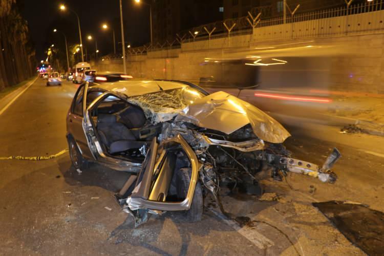 <p>Adana’da sürücünün makas atarken direksiyon hakimiyetini kaybettiği otomobil ağaca çarptı. Kazada 2 kişi hayatını kaybederken 3 kişi yaralandı.</p>

