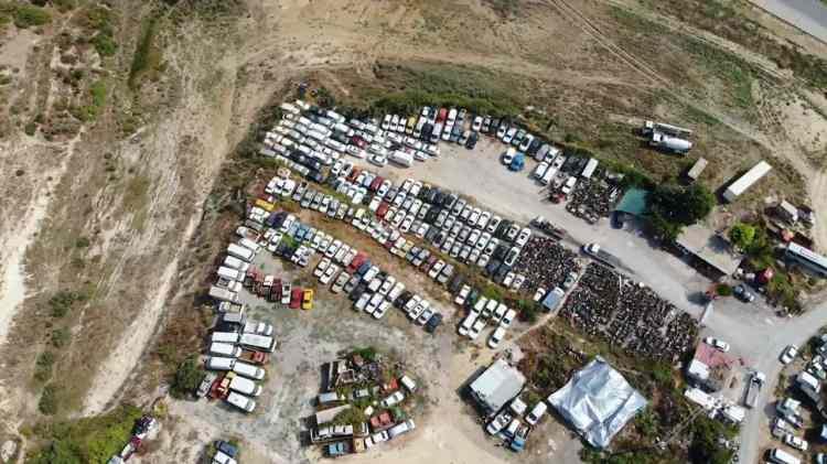 <p>"Piyasa değerleri yaklaşık 50 milyon lira”<br />
Yaptıkları çalışmayla ilgili İHA muhabirine konuşan otopark işletmecisi Mehmet Kuş, yaklaşık 10 yıldır bu işi yaptığını söyledi. Babası ve amcasının 35 yıldır bu sektörde olduğunu kaydeden Kuş, "Mersin’de 6 adet yediemin deposu var. Bunlardan bir tanesi de biziz. Şu an otoparkımızda 750-bin arasında araç, 5 ile 10 bin arasında motosiklet muhafaza altında. Buradaki araçların maddiyatına baktığımızda çok büyük paralar burada duruyor. 50 bin liralık arabada var, 500 bin liralık arabada var. </p>

