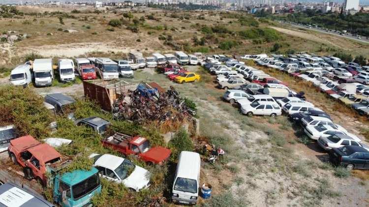<p>Dışarıdan hurdalık gibi görünen yerde milyonluk araçlar yatıyor<br />
Otopark fiyatlarıyla ilgili de bilgi veren Kuş, “Fiyatları her yıl UKOME belirliyor. Bu sene otomobil ücreti 15, kamyonet 20, üstündeki araçlar için ise 25 lira günlük para alıyoruz. Motosikletler ise 7,5 lira günlük para yazılıyor. Araçlar üzücü bir şekilde çürümeye devam ediyor. Biz bunların bir an önce faal olarak kullanılmasını istiyoruz. Araçlar beklemekten artık çürüyor. Araçların içerisinden artık ağaç çıkacak. Biz bir an önce gün yüzüne çıkmasını ve devletimize katkı vermesini istiyoruz. Bizi dışarıdan baktıklarında hurdacı, parçacı olarak görüyorlar ama içeri geldiklerinde güvenliği ve içerideki araçları gördüklerinde, biz de onlara bilgi aktardığımızda devletin yediemin deposu olduğumuzu, bunları korumayla mükellef olduğumuzu anlatıyoruz.</p>