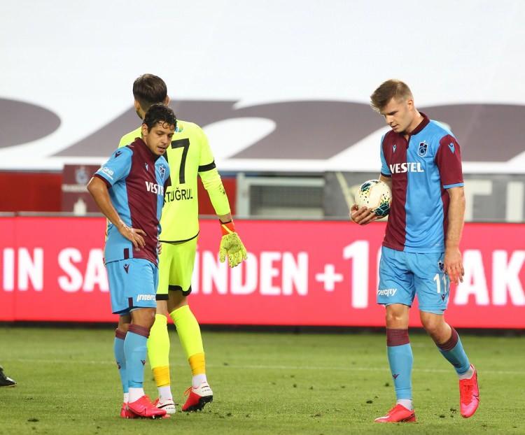 <p>Trabzonspor'un İttifak Holding Konyaspor'a 4-3 yenilmesi yerel basında çok sert şekilde eleştirildi. </p>

<p>İşte atılan manşetler...</p>
