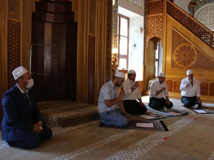 <p>Türbeyi ziyaret eden Kaymakam Güngör, Belediye Başkanı Ahmet Çankaya ve din görevlileri dua okudu.</p>
