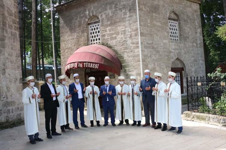 <div>Törene katılanlar daha sonra türbenin yanında bulunan Gazi Süleyman Paşa Camisi'ne geçerek okunan Fetih Suresi'ne eşlik etti.</div>
