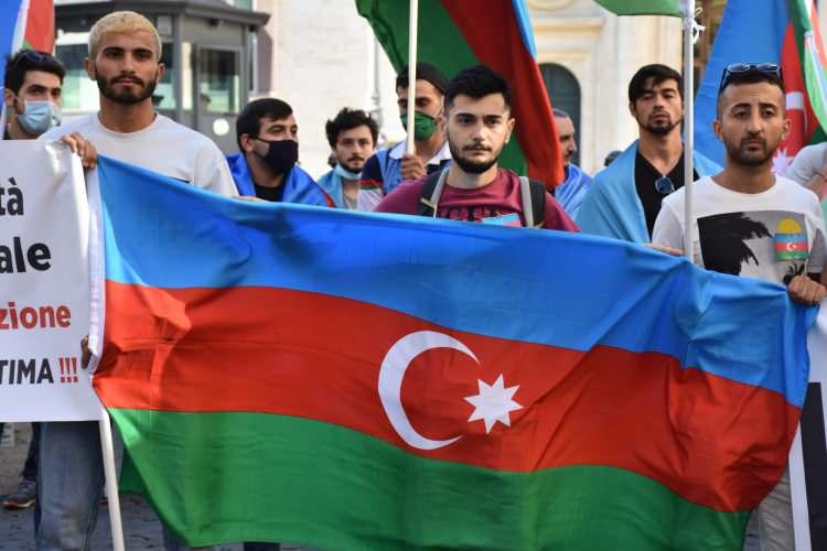 <p>İtalya-Azerbaycan öğrenci derneklerinin girişimiyle, İtalyan parlamentosunun alt kanadı Temsilciler Meclisi'nin önündeki Montecitorio meydanında yaklaşık 200 kişilik grup, barışçıl protesto gösterisi gerçekleştirdi.</p>
