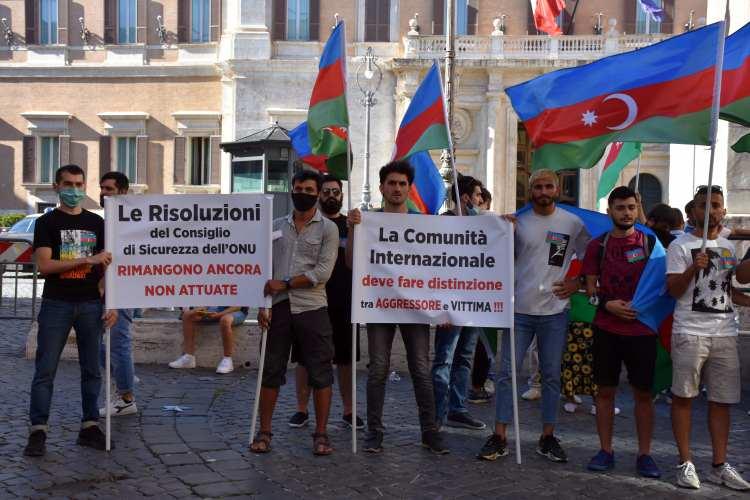 <p>Türk ve Azerbaycan bayraklarının dalgalandırıldığı gösteride, protestocu grup ellerinde "Karabağ Azerbaycan'ındır", "Hocalı soykırımı", "Hocalı için adalet", "Ermeni saldırılarını durdurun" yazılı dövizler taşıdı.</p>
