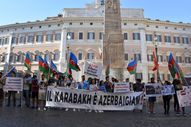 <p>Azerbaycan Milli Marşı'nın ve son saldırılarda şehit düşen Azerbaycan askerlerinin okunduğu gösteride toplananlar, Ermenistan'ın son saldırılarını protesto ederken, göstericiler, Ermenistan'ın haksız ve saldırgan tavrını kınadı. Göstericiler, Ermenistan'ın saldırısı karşısında kendilerini destekleyen İtalya’ya teşekkür de ederken, sık sık "Karabağ Azerbaycan'ındır" şeklinde tezahüratta bulundu.</p>
