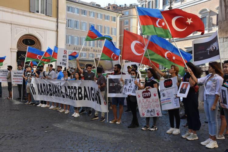 <p>Gösteriyi düzenleyen öğrencilerden Toğrul Mammadli, AA muhabirine yaptığı açıklamada, "Ermenilerin, devletimize ve halkımıza saldırılarına karşı sesimizi yükseltmek için bugün Roma'da bu meydandayız. Haklı sesimizi dünyaya duyurmak istiyoruz. Roma’dan sınırda nöbet tutan askerimize desteğimizi iletiyoruz." dedi.</p>

<p>Mammadli, Karabağ'ın işgali sebebiyle Azerbaycan'a göç etmek zorunda kalan 2 milyon kadar yurttaşlarının da kendi memleketlerine dönmek istediğini, bugün aynı zamanda onlara desteklerini dile getirdiklerini söyledi.</p>
