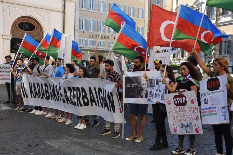 <p>15 yıldır İtalya'da yaşayan Azerbaycan vatandaşı Hasan İskenderov da şunları kaydetti:</p>

<p>"Biz, haklı sesimizi dünyaya duyurmaya çalışıyoruz. Son günlerde olan hadiseleri vatanın dışında izlemek çok ağır. Heyecanla izliyoruz gelişmeleri. Bu son hadiseler ışığında haklı sesimizi Avrupa Parlamentosu'ndan İtalyan parlamentosuna kadar duyurmaya çalışıyoruz. Her zaman devletimizin yanındayız. Bu konular sulh yoluyla hallolmazsa elimize silah alıp o topraklarda ölmeye hazırız. Ne kadar Azerbaycan’dan uzakta da yaşasak, halkımızın, devletimizin yanındayız."</p>
