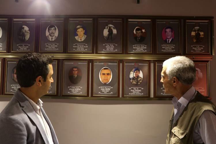<p>- "Amacımız şehitlerimizin kahramanlıklarını unutturmamak"</p>
<p>Kurulan müzede ziyaretçilerin şehit Sekin'in kıyafetleri, eşyaları ve fotoğrafları ile Baskilli diğer kahraman şehitlerin fotoğraflarını da görme imkanı bulacağını anlatan Murat, şöyle konuştu:</p>
<p>"Müzemizin Fethi Sekin odasında, çok kıymetli şehidimizden bize kalan eşyalarını sergiliyoruz. Buradaki temel amacımız şehitlerimizin hangi kahramanlıklarla mücadele ettiğini 7'den 70'e tüm insanlarımıza, gelecek nesillere göstermek, unutturmamak. Burada şehidimizin kıyafetleri, silah kabzası, üniforması, şapkası, bize hatıra kalan birçok eşyası var. Şehidimizin çok kıymetli eşine bunları Kaymakamlığımıza hibe ettiği için gönülden şükranlarımızı sunuyorum. Kendisini ve çocuklarını burada ağırlamaktan şeref duyacağımızı iletiyorum."</p>