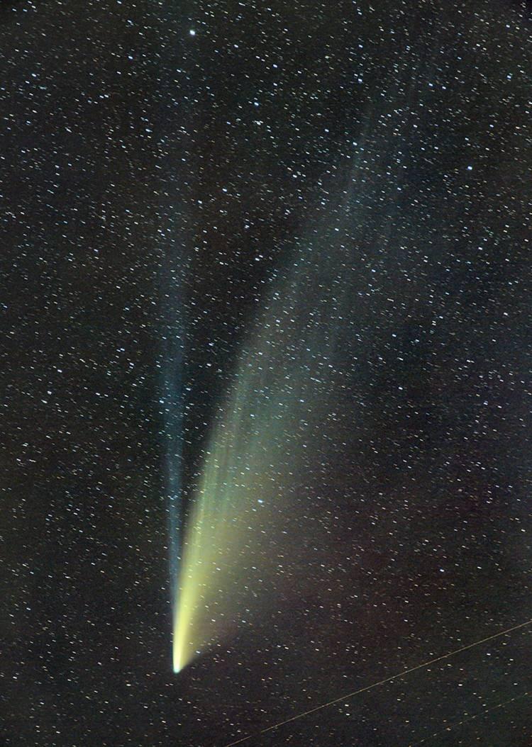 <p>Dünya’ya 103 milyon kilometre uzaklıktan geçen Neowise isimli bir kuyruklu yıldız Bursa'da fotoğrafçı Uğur İkizler tarafından görüntülendi.</p>
