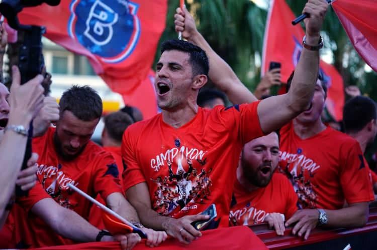 <p>Medipol Başakşehir'in Süper Lig tarihinde kazandığı ilk şampiyonluğun kutlamaları başladı.</p>

