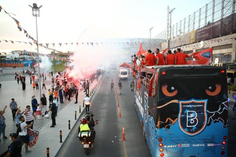 <p>Başakşehir Fatih Terim Stadı'nda gerçekleştirilen kutlamalara Medipol Başakşehirli futbolcular ve teknik heyet, üstü açık otobüsle geldi.</p>
