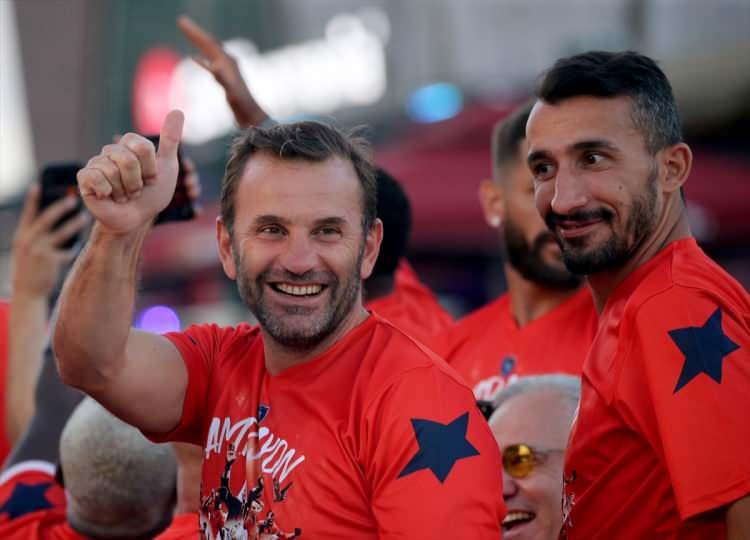 <p>Futbolcular, ellerindeki bayrakları sallayarak, şampiyonluk şarkıları söyledi.</p>