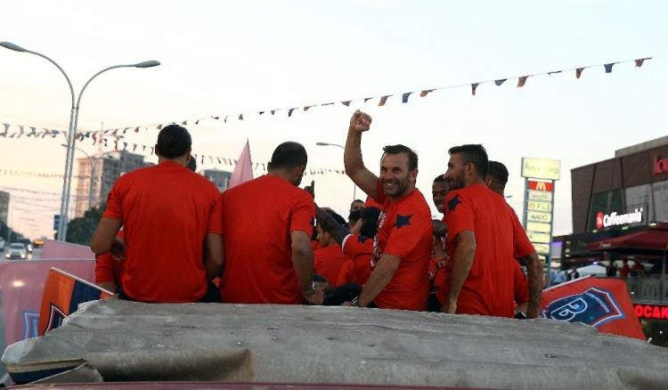 <p>Taraftarlar, ateşleri ölçülerek tribündeki yerlerini alabildi.</p>