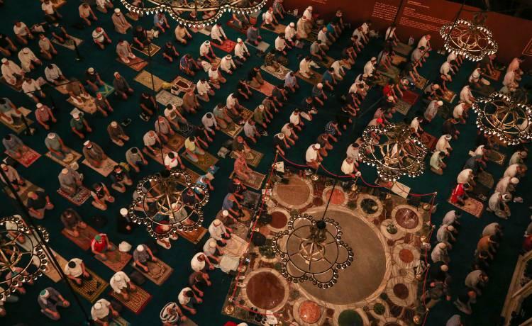 <p>Öte yandan cami ve çevresinde güvenlik önlemleri sürüyor.</p>