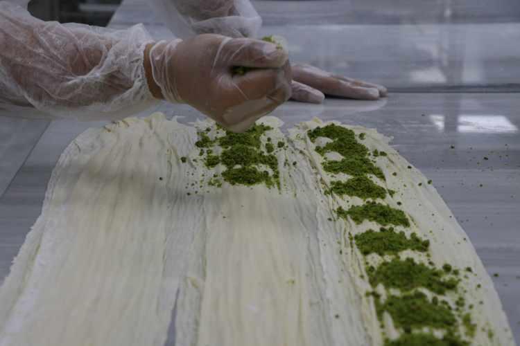 <p>- "Siparişleri yetiştirmeye çalışıyoruz"</p>
<p>Baklava işletmecisi Selim Bağcı, AA muhabirine, baklavanın Gaziantep'in olmazsa olmaz lezzetlerinden olduğunu belirterek, bayramın da vazgeçilmezleri arasında yer aldığını söyledi.</p>