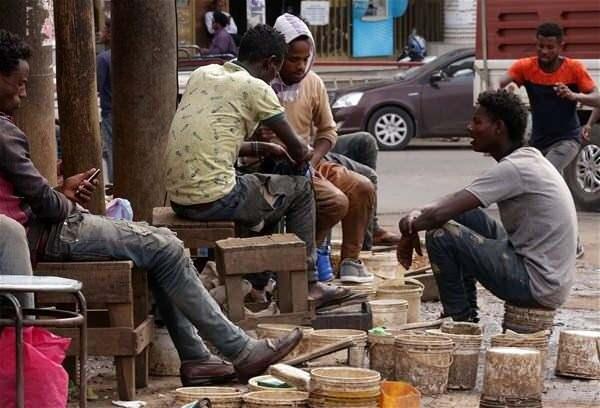 <p>Etiyopyalıların, yerel Amharca dilinde ''ayakkabı boyacısı'' anlamına gelen ''List Row'' olarak adlandırdıkları kişiler, başkent Addis Ababa'nın en işlek caddelerinde çalışarak geçimlerini sağlıyor.</p>
<p> </p>