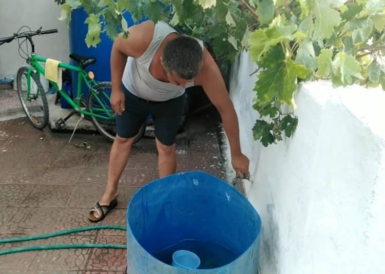 <p>Dikili'nin Denizköy Mahallesi'nde oturanlar ve tatilciler yaz mevsiminde susuzluk nedeniyle büyük mağduriyet yaşıyor. Tankerlerle getirilen taşıma suyla günlük ihtiyaçlarını giderdiklerini anlatan vatandaşlar, pandemi döneminde temizlik yapamadıkları için sağlıklarının tehlikede olduğunu öne sürdü.</p>
