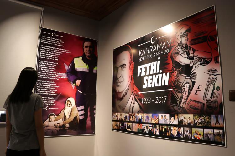 <p>İzmir Adliyesi önünde, 3 yıl önceki terör saldırısında kahramanlığıyla çok sayıda insanın hayatını kurtaran şehit polis memuru Fethi Sekin için, memleketi Elazığ'ın Baskil ilçesinde Kaymakamlık tarafından kurulan, hatıralarının yaşatıldığı müzeye babası Mehmet Zeki Sekin'in gerçekleştirdiği ilk ziyarette duygulu anlar yaşandı.</p>
