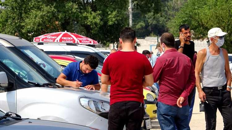 <p>Pazara araç almak için geldiklerini fakat alamadan geri döndüklerini ifade eden vatandaşlar,<strong> “Pazarda araç fiyatları çok yüksek hurda tabir edebileceğimiz araçlara 42 bin lira yazmışlar, 40 bin lira bütçeyle pazara geldik araç bulamadan geri dönüyoruz. </strong></p>