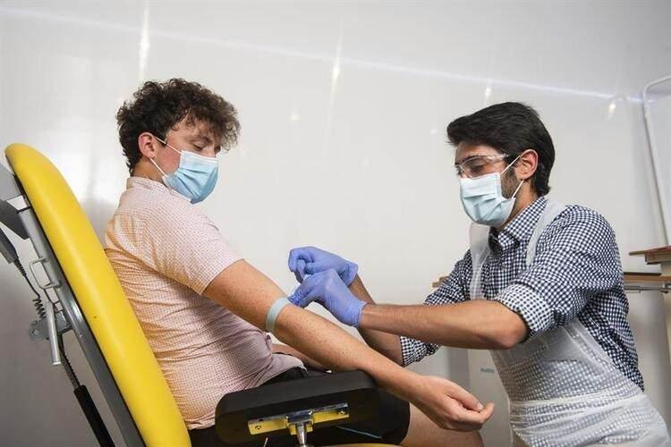 <p>Aşı zayıflatılmış grip virüsü kullanılarak yeni tip koronavirüse karşı bağışıklık sağlayacak proteinlerin üretilmesini sağlıyor.</p>
<p> </p>