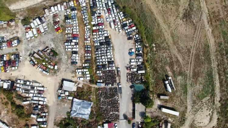 <p>Birçoğu artık kullanılmayacak duruma gelen ve otların arasında kalan araçlar görenlerin yüreklerini burkuyor. Dışarıdan hurdalık gibi görünen ancak içerisinde bir servet yatan depodaki araçların piyasa değeri yaklaşık 50 milyon lira civarında. Otopark ve depoyu 35 yıldır işleten 53 yaşındaki Ahmet Kuş ile oğulları Melih ve Mehmet, devletin kendilerine teslim ettiği araçlara gözü gibi bakarken, hurdaya dönen araçlar dahil hiçbirinin zarar görmemesi için dönüşümlü olarak gece gündüz depoda bekliyor.</p>
