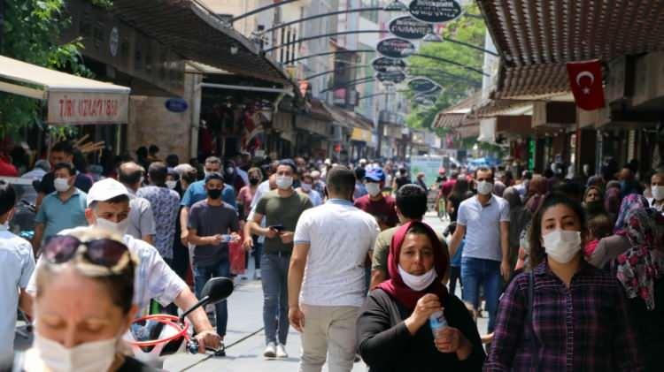 <p>Türkiye`de en çok yeni vaka 25 ila 49 yaş grubunda görüldü.</p>