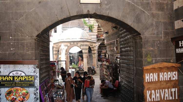 <p>Nüfusa göre vaka sayısında ise Güneydoğu Anadolu Bölgesi başı çekti. Onu Batı Anadolu ve İstanbul izledi.</p>
<p> </p>