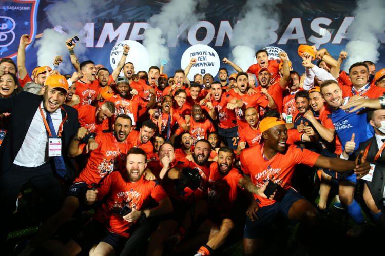 <p>Süper Lig şampiyonu Medipol Başakşehir gelecek sene Şampiyonlar Ligi’nde mücadele edecek.Tarihinde ilk kez Şampiyonlar Ligi'ne katılacak Başakşehir'in muhtemel rakipleri belli olmaya başladı.</p>

<p> </p>
