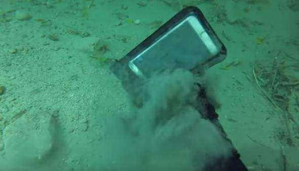 <p>Biraz daha dikkatlice bakınca... Evet bir telefon!</p>

<p> </p>
