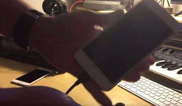 <p>Şimdi de iPhone'u hemen bilgisayara bağlayıp çalışıp çalışmadığını kontrol ediyor.</p>
<p> </p>