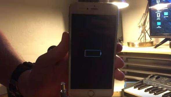 <p>Ve evet... Ekrana ilk görüntü geldi bile! Neredeyse 9 aydır şelalenin dibinde duran iPhone'a kılıfı sayesinde hiçbir şey olmamış!</p>
<p> </p>
