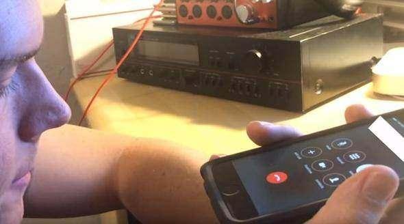 <p>Sahibini arayıp telefonu bulduğunu söylüyor.</p>

<p> </p>
