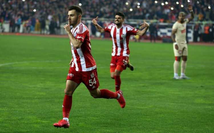 <p><strong>EMRE KILINÇ</strong></p>
<p>Yaş: 25<br />
Mevkii: Kanat</p>