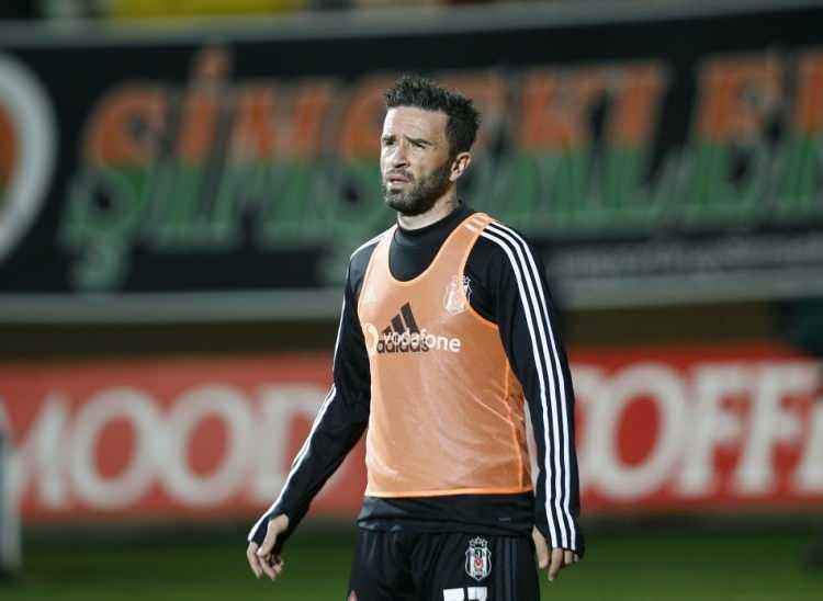 <p>GÖKHAN GÖNÜL</p>
<p>Yaş: 35<br />
Mevkii: Sağ bek</p>