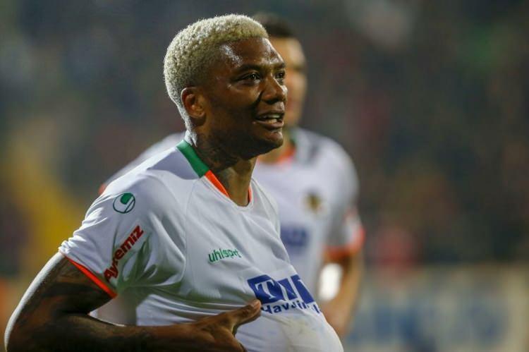 <p>JUNIOR FERNANDES</p>

<p>Yaş: 32<br />
Mevkii: Kanat - Santrfor</p>
