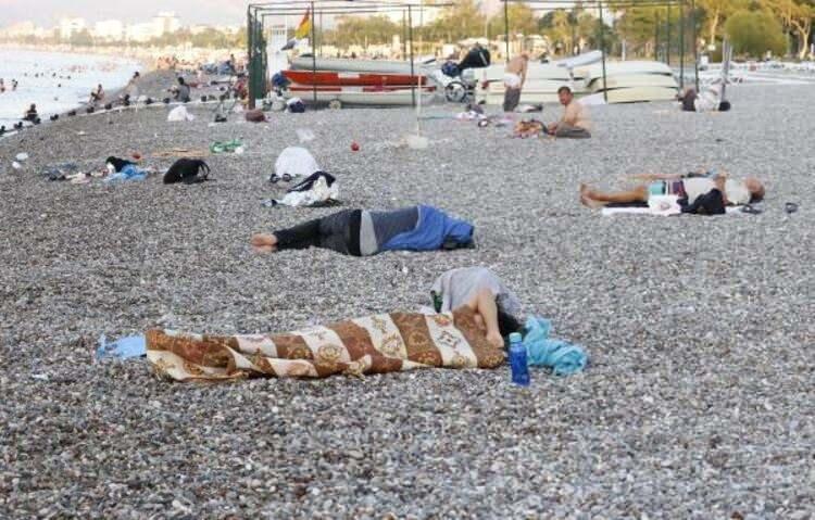 <p>Antalya'da yüksek nem ve sıcaktan bunalan vatandaşlar, Konyaaltı Sahili'nde sabahladı. Sahile gelen bazı vatandaşlar çadır kurarken, bazıları ise battaniyeye sarılarak uyumayı tercih etti.</p>
