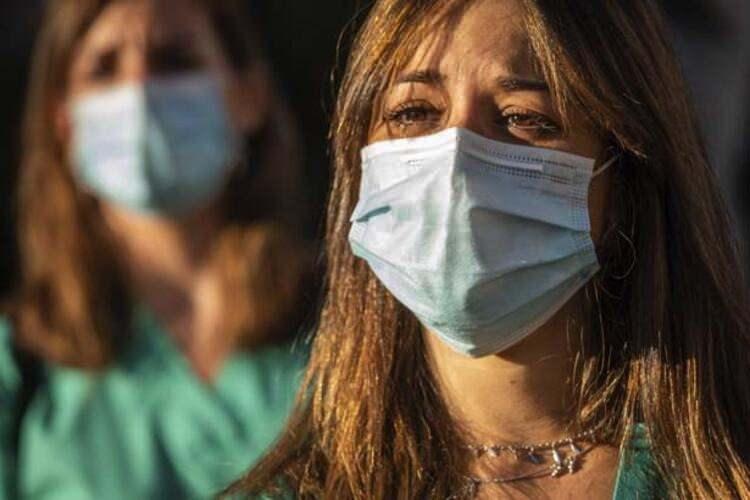 <p>Bunu, virüsün dış yüzeyindeki proteinlere tutunarak yaparlar. Her T hücresi farklı bir hedefi tanıyıp tutunacak şekilde özelleşmiştir.</p>